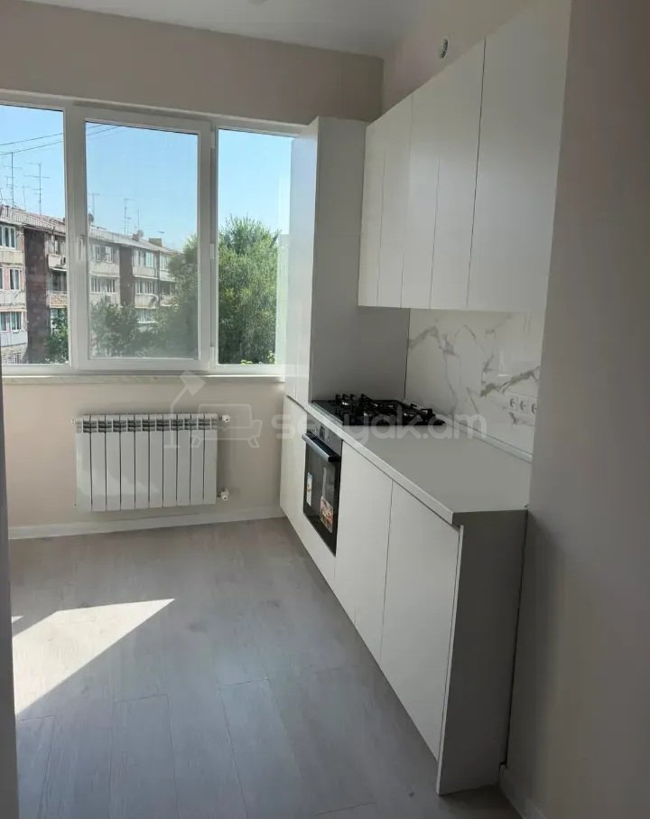 3 Սենյականոց Բնակարան Քարե Շենքում, 80քմ, 4/5 հարկ, Կապիտալ Վերանորոգված, Կահավորված