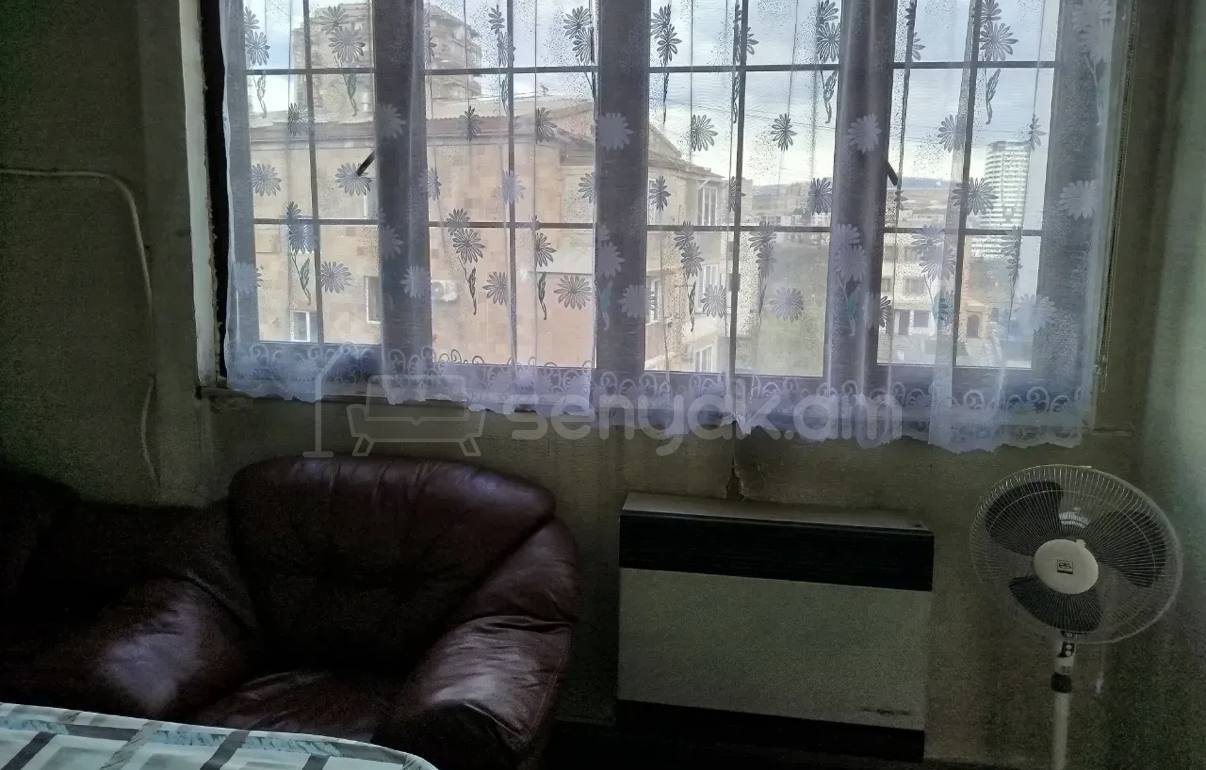 5 Սենյականոց Բնակարան Քարե Շենքում, 90քմ, 3/4 հարկ, Կոսմետիկ Վերանորոգված