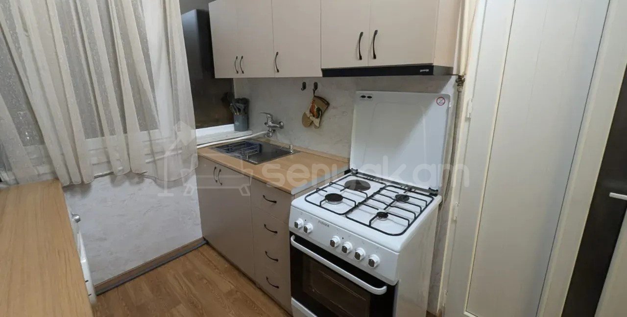 2 Սենյականոց Բնակարան Քարե Շենքում, 70քմ, 3/4 հարկ, Նորմալ Վիճակում