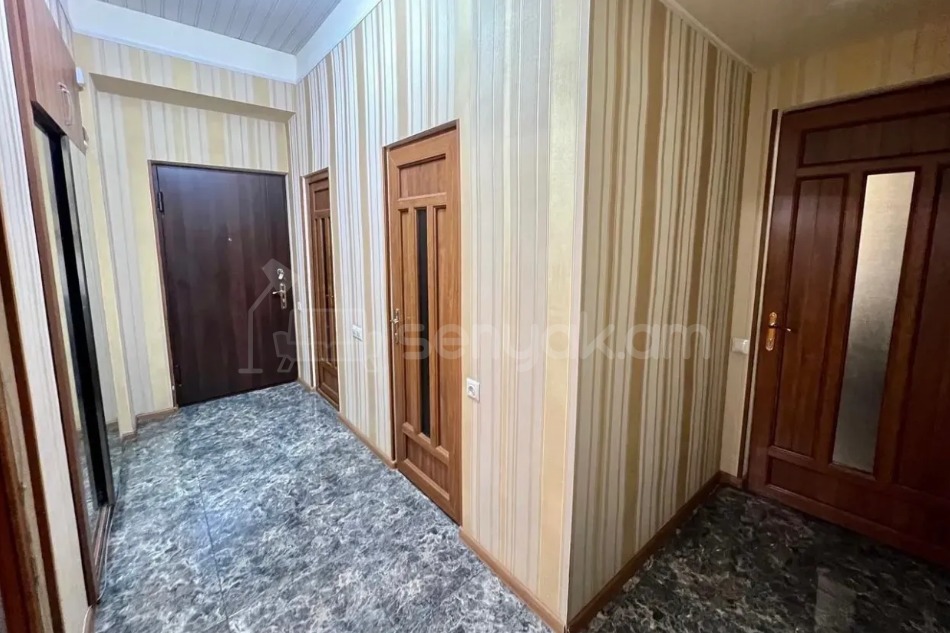3 Սենյականոց Բնակարան Քարե Շենքում, 70քմ, 3/4 հարկ, Կապիտալ Վերանորոգված