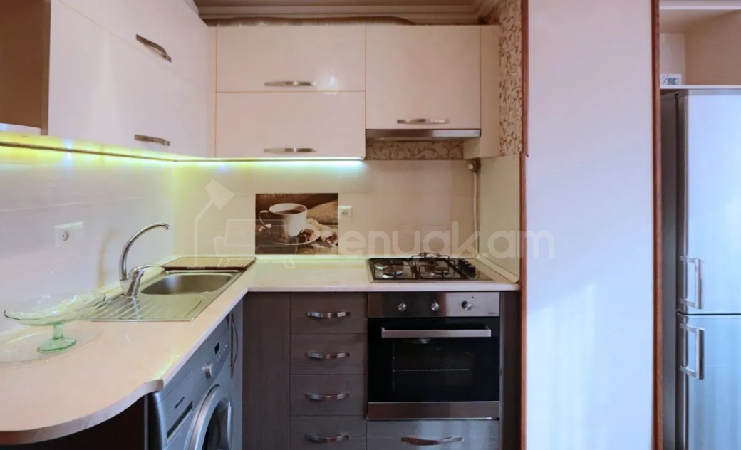 2 Սենյականոց Բնակարան Քարե Շենքում, 85քմ, 3/5 հարկ, Կապիտալ Վերանորոգված