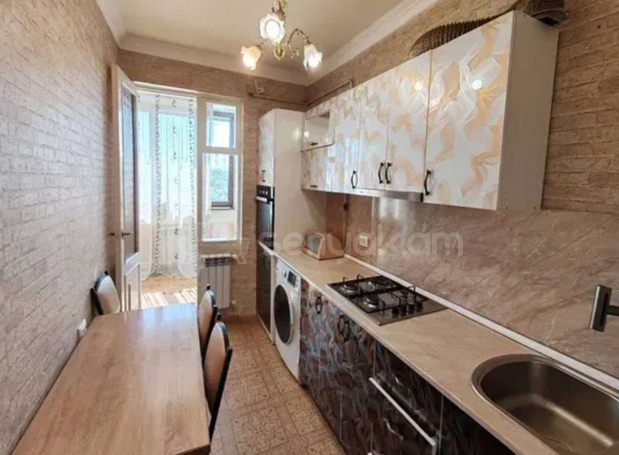 4 Սենյականոց Բնակարան Քարե Շենքում, 100քմ, 4/4 հարկ, Կապիտալ Վերանորոգված, Կահավորված
