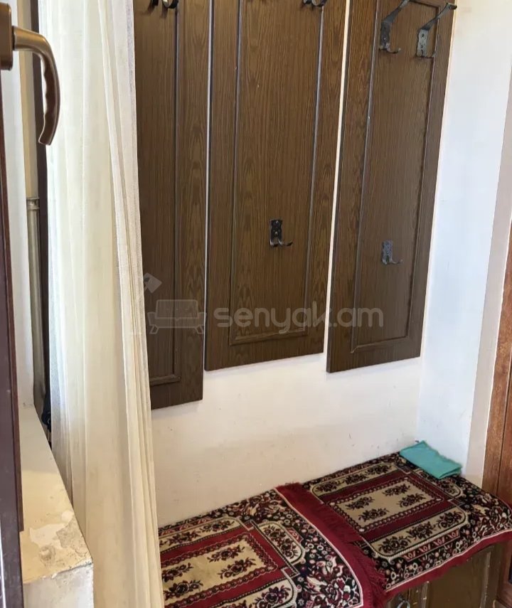 3 Սենյականոց Բնակարան Քարե Շենքում, 78քմ, 2/2 հարկ, Նորմալ Վիճակում, Կահավորված
