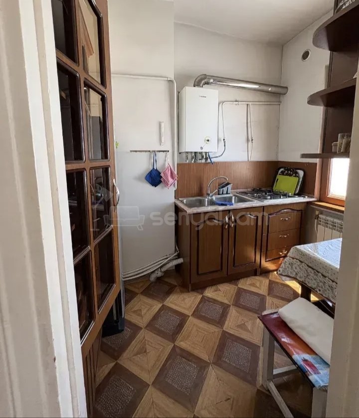 3 Սենյականոց Բնակարան Քարե Շենքում, 78քմ, 2/2 հարկ, Նորմալ Վիճակում, Կահավորված