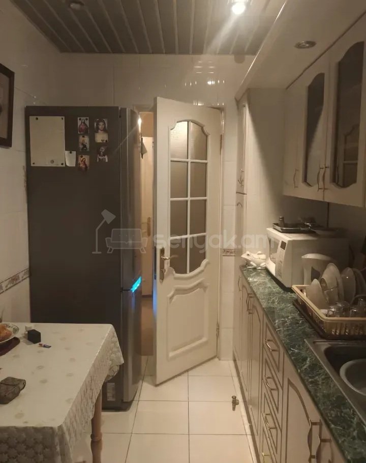 3 Սենյականոց Բնակարան Քարե Շենքում, 95քմ, 9/9 հարկ, Կապիտալ Վերանորոգված, Կահավորված
