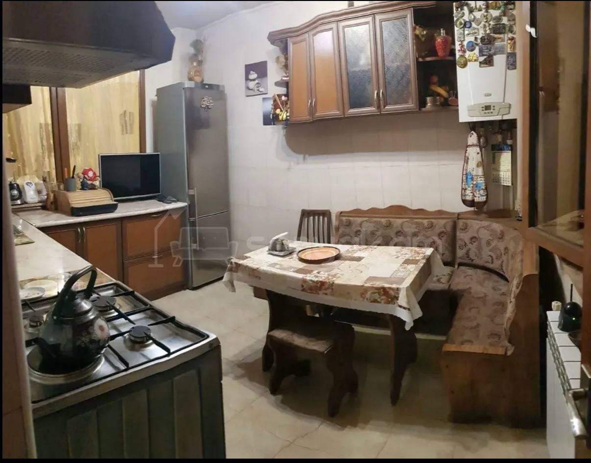 3 Սենյականոց Բնակարան Քարե Շենքում, 92քմ, 1/3 հարկ, Կապիտալ Վերանորոգված