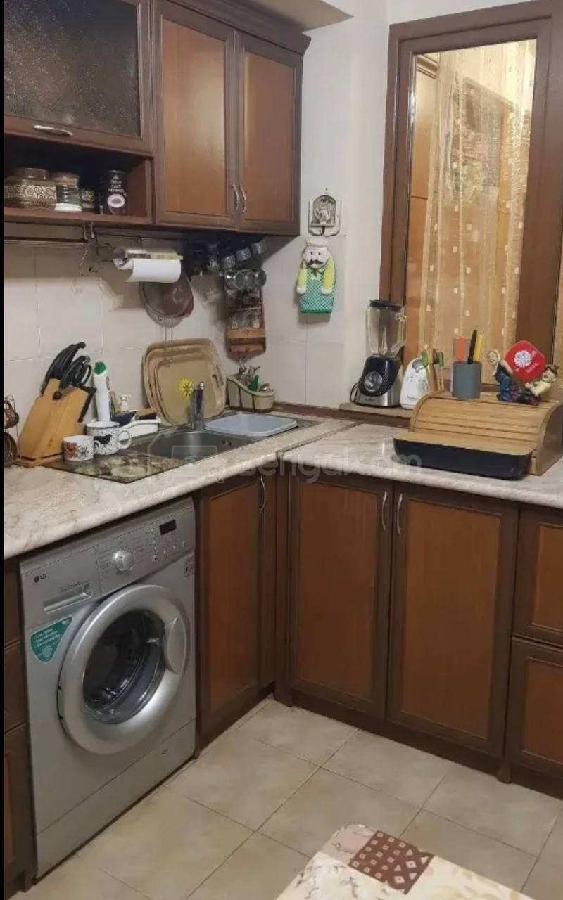 3 Սենյականոց Բնակարան Քարե Շենքում, 92քմ, 1/3 հարկ, Կապիտալ Վերանորոգված