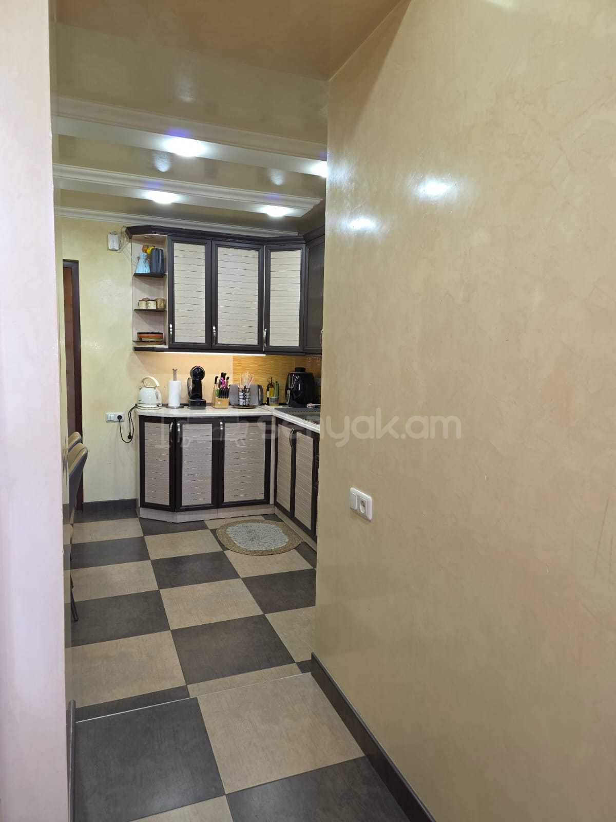 4 Սենյականոց Բնակարան Քարե Շենքում, 78քմ, 2/4 հարկ, Կապիտալ Վերանորոգված