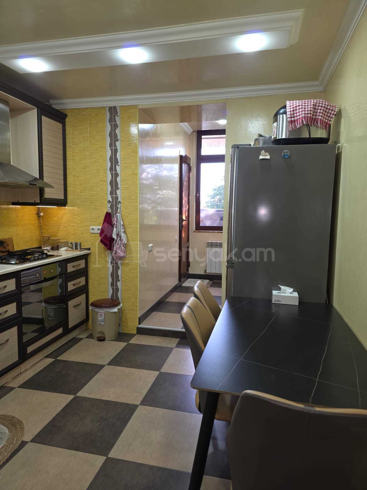 4 Սենյականոց Բնակարան Քարե Շենքում, 78քմ, 2/4 հարկ, Կապիտալ Վերանորոգված