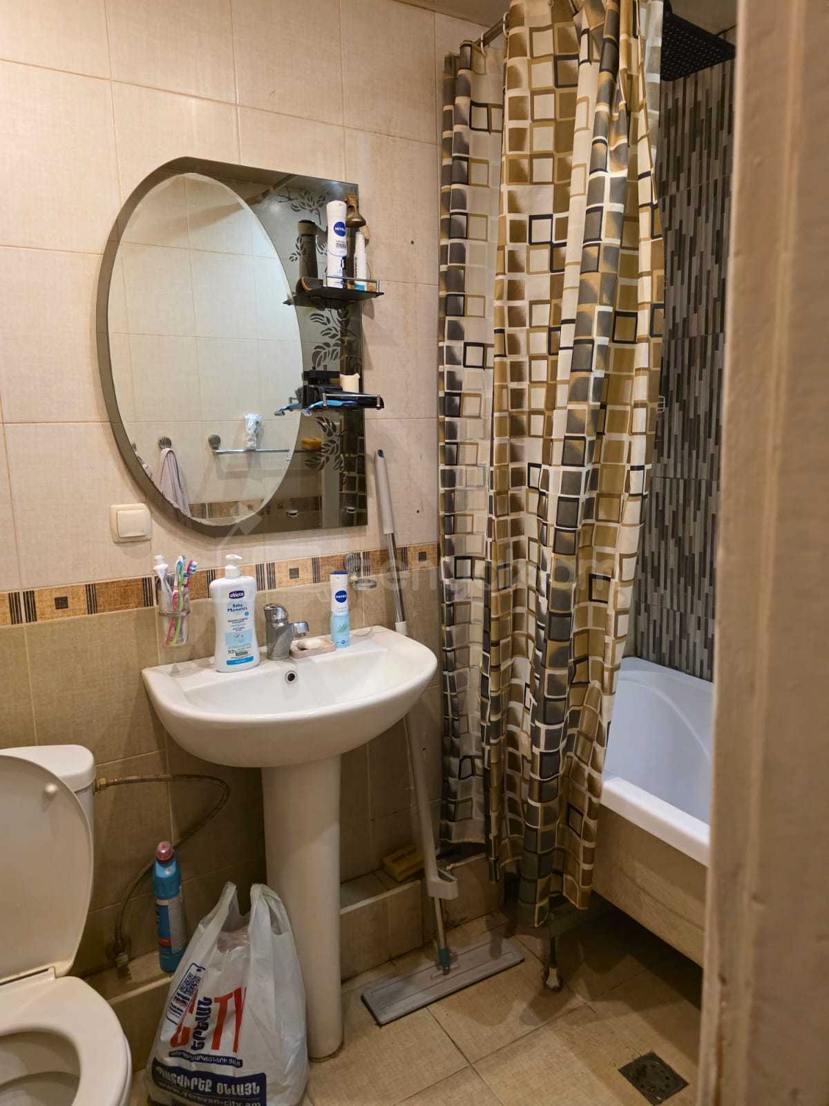 3 Սենյականոց Բնակարան, 65քմ, 5/12 հարկ, Նորմալ Վիճակում