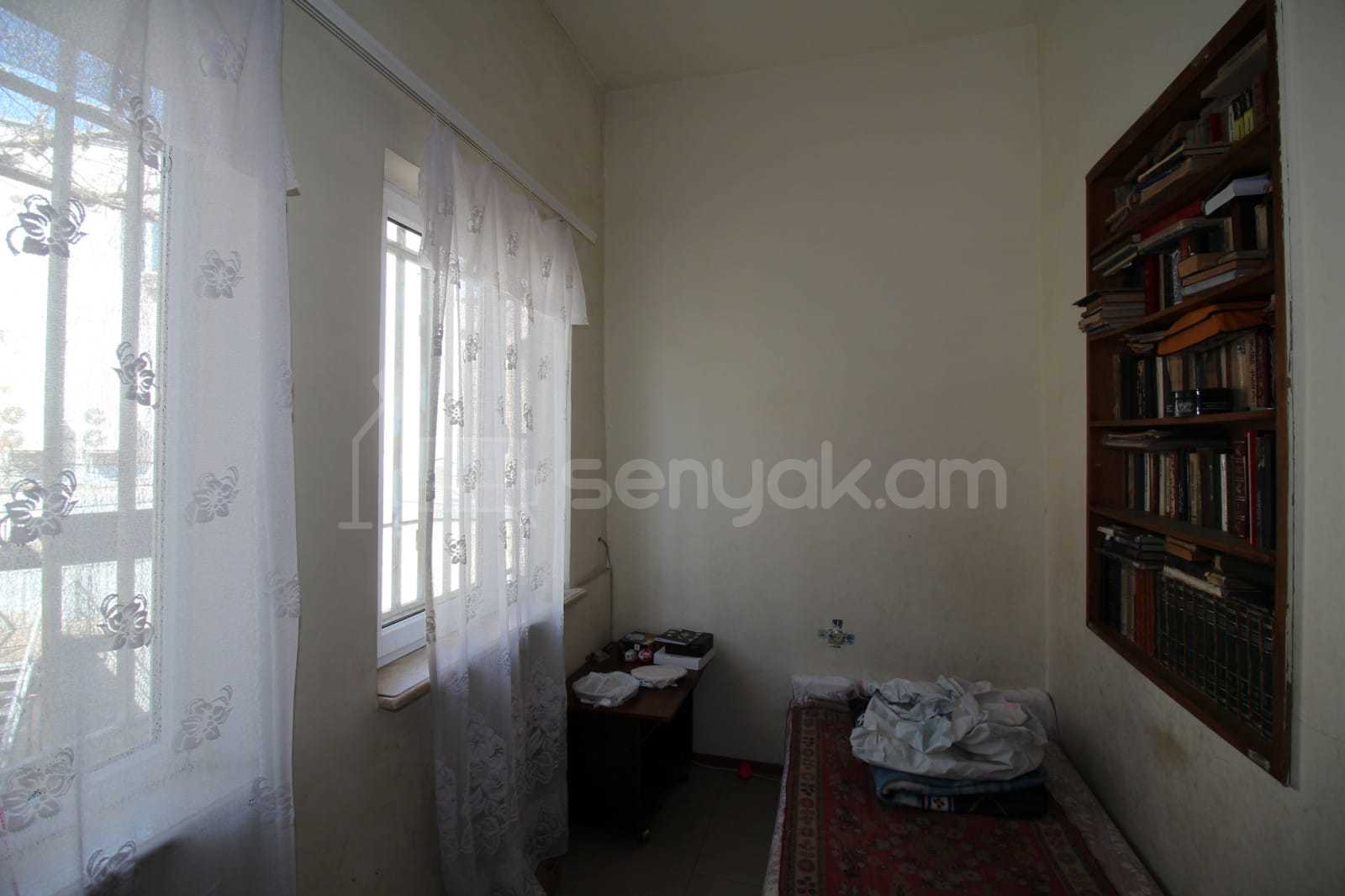 3 Սենյականոց Բնակարան Քարե Շենքում, 80քմ, 2/5 հարկ, Նորմալ Վիճակում
