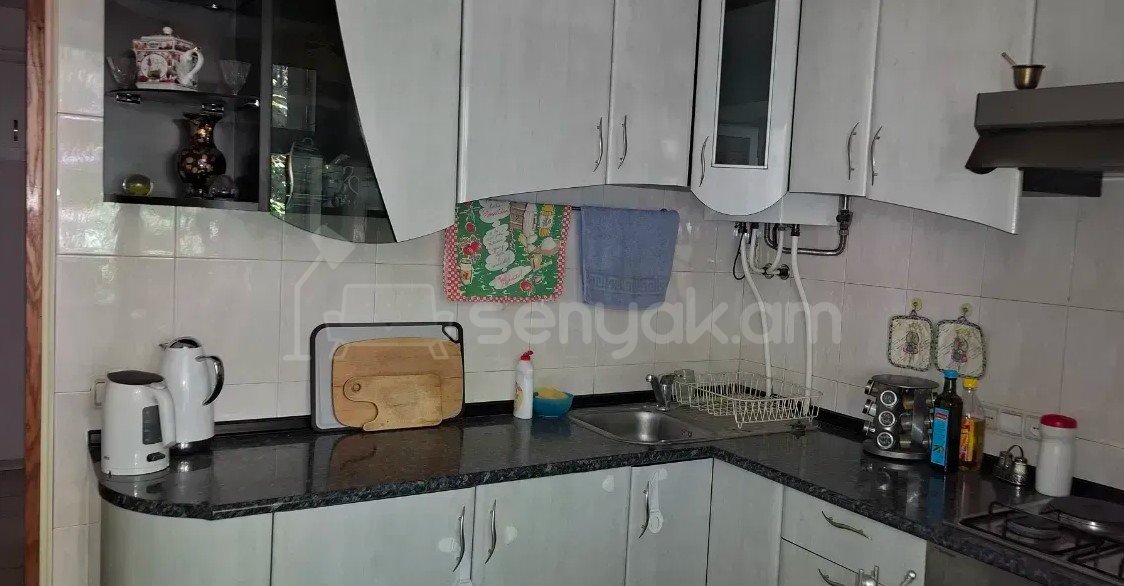 3 Սենյականոց Բնակարան Քարե Շենքում, 74քմ, 2/5 հարկ, Կոսմետիկ Վերանորոգված