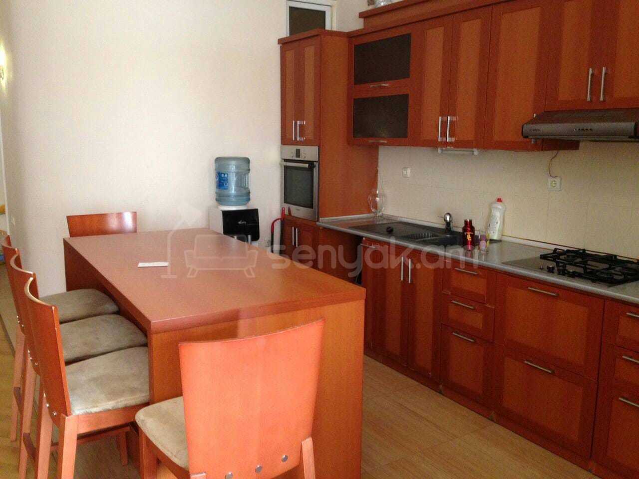 6 Սենյականոց Բնակարան Քարե Շենքում, 183քմ, 5/6 հարկ, Դիզայներական Վերանորոգված
