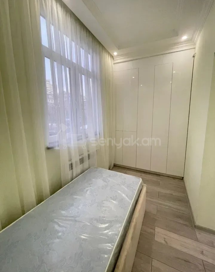 3 Սենյականոց Բնակարան Քարե Շենքում, 70քմ, 2/5 հարկ, Դիզայներական Վերանորոգված, Կահավորված
