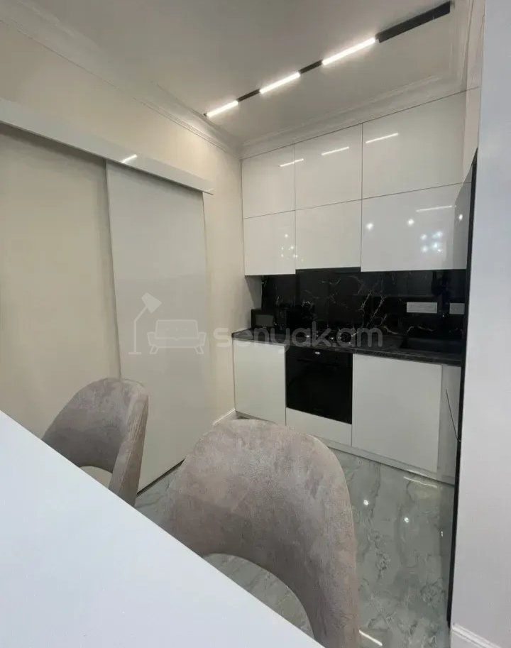 3 Սենյականոց Բնակարան Քարե Շենքում, 70քմ, 2/5 հարկ, Դիզայներական Վերանորոգված, Կահավորված