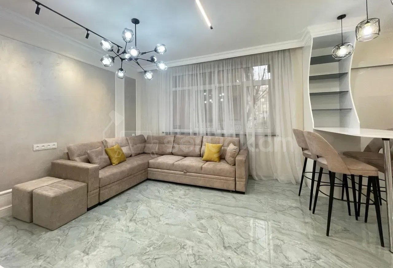 3 Սենյականոց Բնակարան Քարե Շենքում, 70քմ, 2/5 հարկ, Դիզայներական Վերանորոգված, Կահավորված