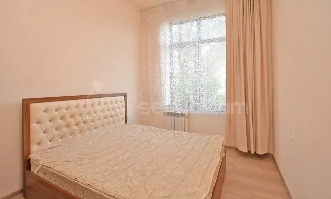 3 Սենյականոց Բնակարան Քարե Շենքում, 70քմ, 2/3 հարկ, Նորմալ Վիճակում, Կահավորված