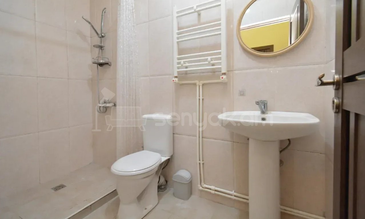 3 Սենյականոց Բնակարան Քարե Շենքում, 70քմ, 2/3 հարկ, Նորմալ Վիճակում, Կահավորված