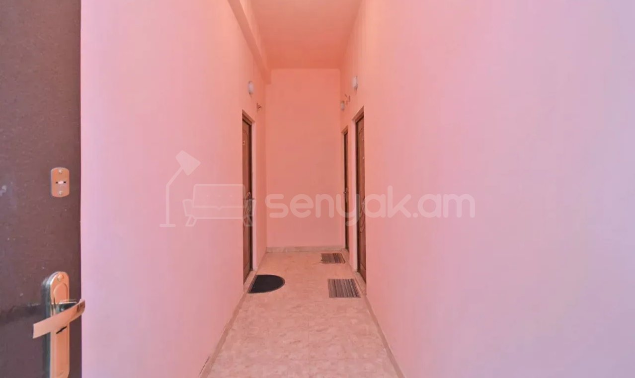 3 Սենյականոց Բնակարան Քարե Շենքում, 70քմ, 2/3 հարկ, Նորմալ Վիճակում, Կահավորված