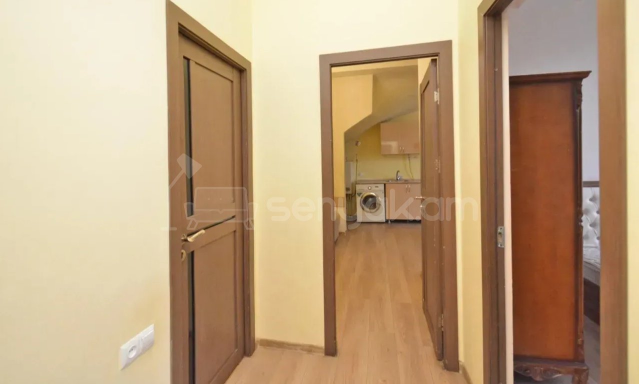 3 Սենյականոց Բնակարան Քարե Շենքում, 70քմ, 2/3 հարկ, Նորմալ Վիճակում, Կահավորված