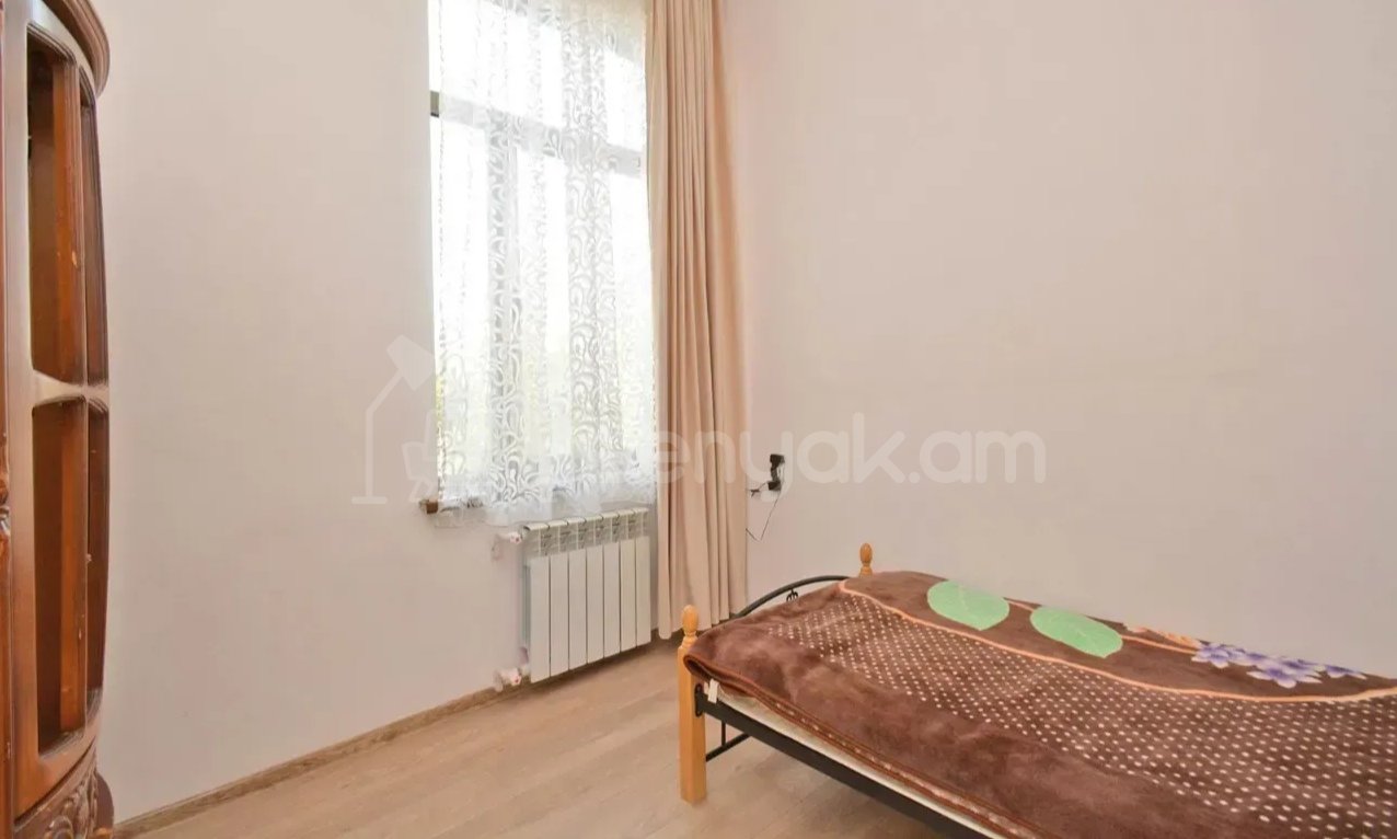 3 Սենյականոց Բնակարան Քարե Շենքում, 70քմ, 2/3 հարկ, Նորմալ Վիճակում, Կահավորված