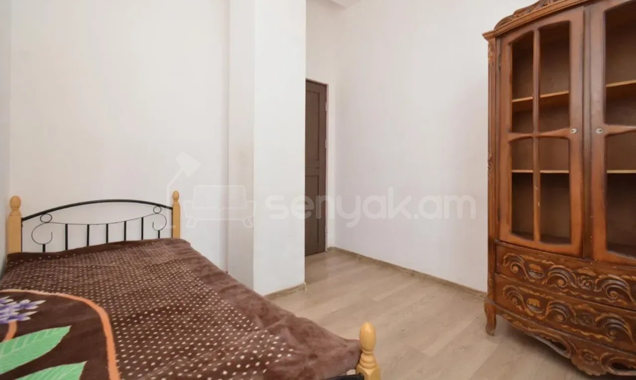 3 Սենյականոց Բնակարան Քարե Շենքում, 70քմ, 2/3 հարկ, Նորմալ Վիճակում, Կահավորված