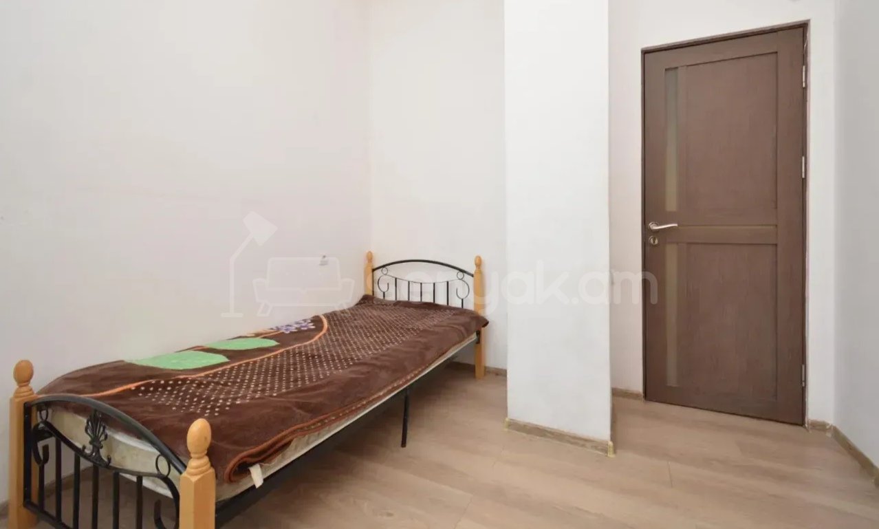 3 Սենյականոց Բնակարան Քարե Շենքում, 70քմ, 2/3 հարկ, Նորմալ Վիճակում, Կահավորված