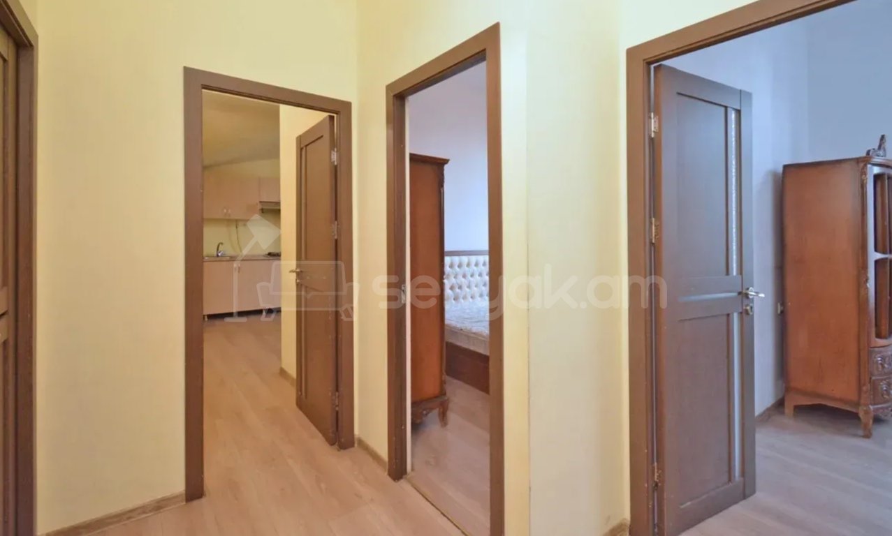 3 Սենյականոց Բնակարան Քարե Շենքում, 70քմ, 2/3 հարկ, Նորմալ Վիճակում, Կահավորված