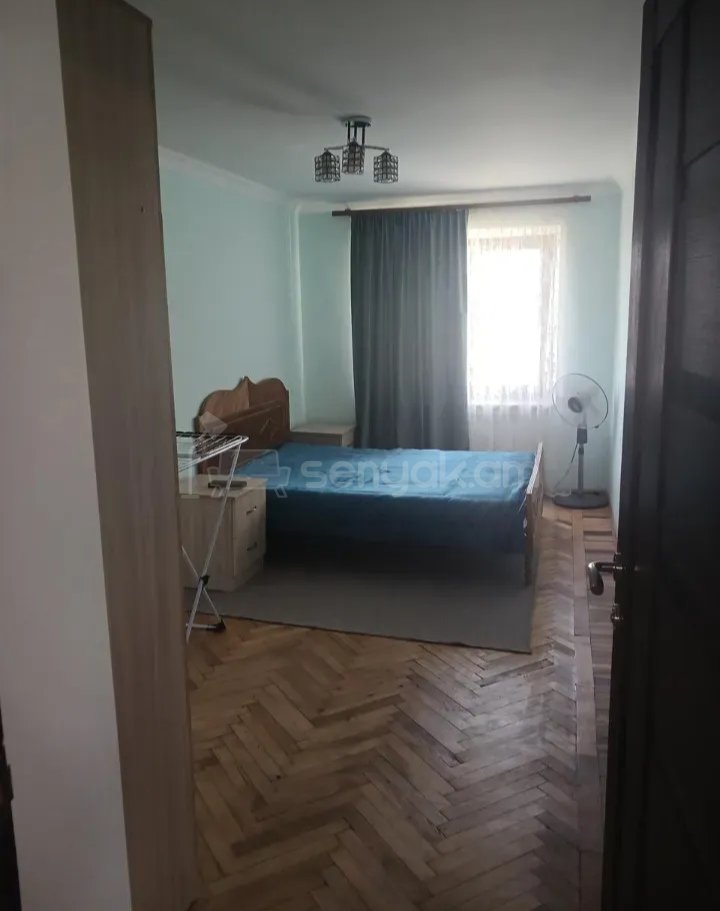 3 Սենյականոց Բնակարան Քարե Շենքում, 80քմ, 4/4 հարկ, Նորմալ Վիճակում, Կահավորված