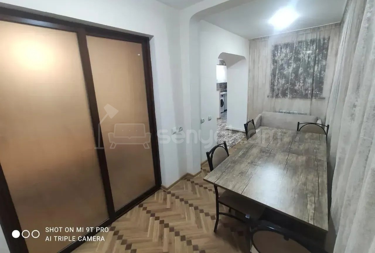 3 Սենյականոց Բնակարան Քարե Շենքում, 80քմ, 4/4 հարկ, Նորմալ Վիճակում, Կահավորված