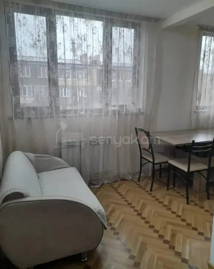 3 Սենյականոց Բնակարան Քարե Շենքում, 80քմ, 4/4 հարկ, Նորմալ Վիճակում, Կահավորված