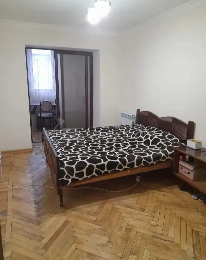 3 Սենյականոց Բնակարան Քարե Շենքում, 80քմ, 4/4 հարկ, Նորմալ Վիճակում, Կահավորված