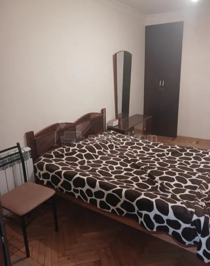 3 Սենյականոց Բնակարան Քարե Շենքում, 80քմ, 4/4 հարկ, Նորմալ Վիճակում, Կահավորված