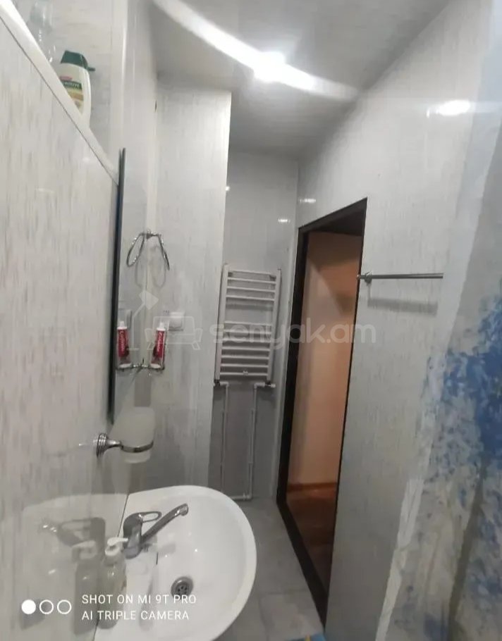 3 Սենյականոց Բնակարան Քարե Շենքում, 80քմ, 4/4 հարկ, Նորմալ Վիճակում, Կահավորված
