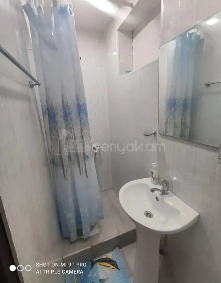 3 Սենյականոց Բնակարան Քարե Շենքում, 80քմ, 4/4 հարկ, Նորմալ Վիճակում, Կահավորված
