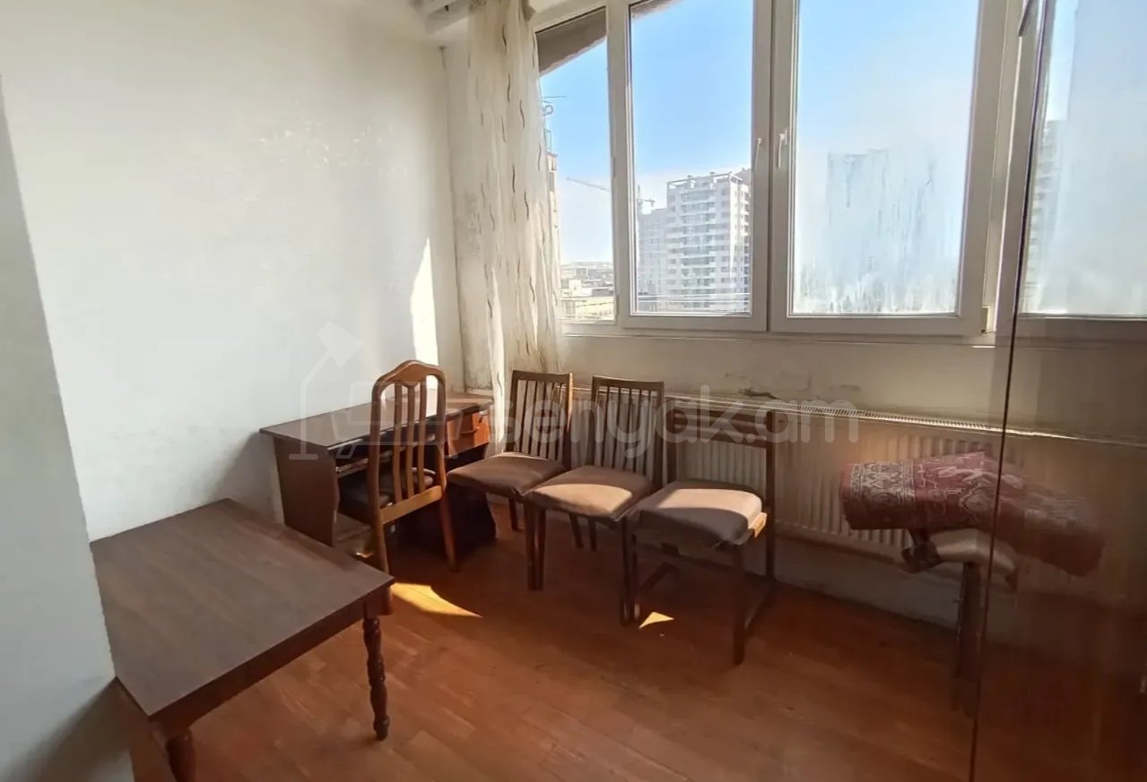 3 Սենյականոց Բնակարան, 80քմ, 9/9 հարկ, Նորմալ Վիճակում, Մասամբ Կահավորված