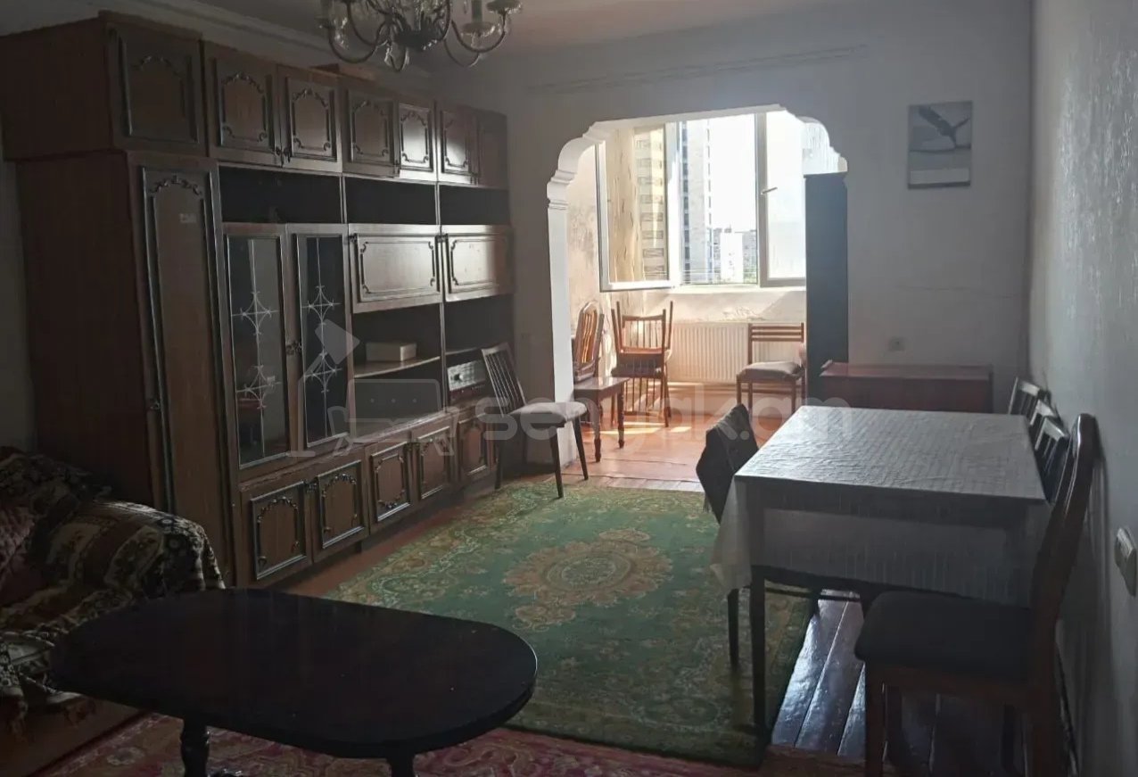 3 Սենյականոց Բնակարան, 80քմ, 9/9 հարկ, Նորմալ Վիճակում, Մասամբ Կահավորված