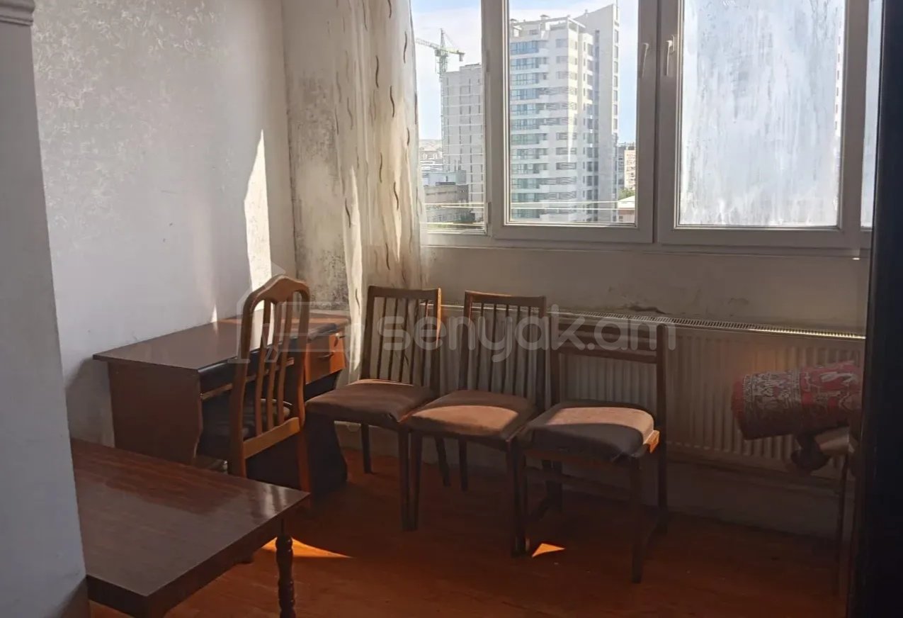3 Սենյականոց Բնակարան, 80քմ, 9/9 հարկ, Նորմալ Վիճակում, Մասամբ Կահավորված