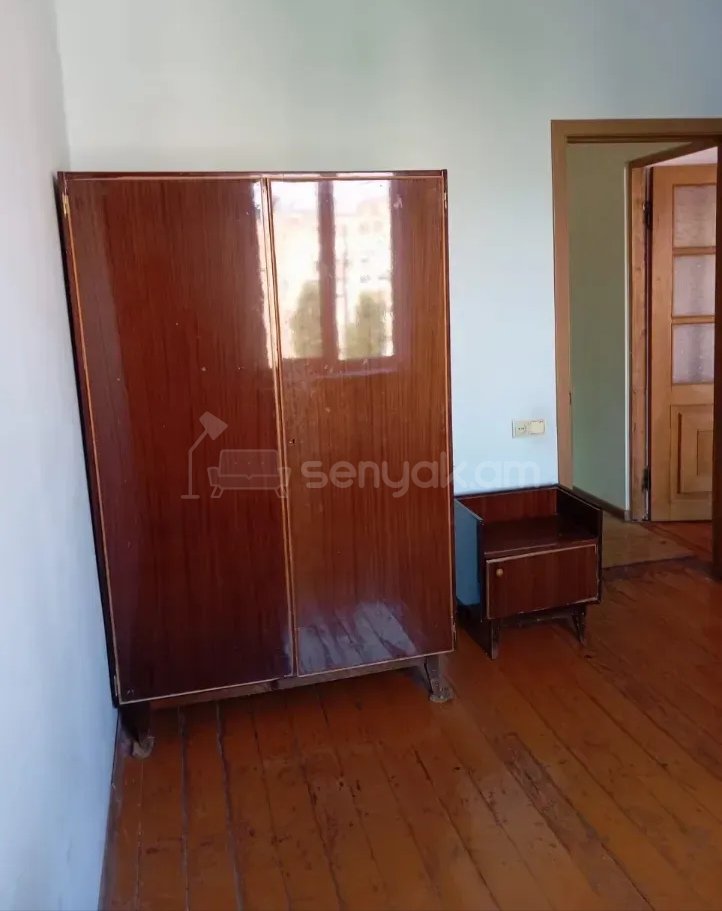 3 Սենյականոց Բնակարան, 80քմ, 9/9 հարկ, Նորմալ Վիճակում, Մասամբ Կահավորված