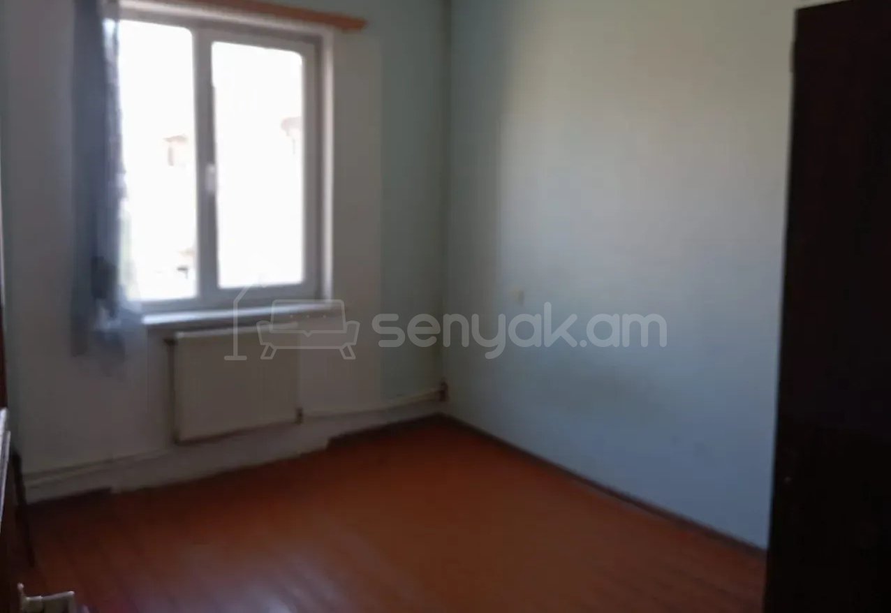 3 Սենյականոց Բնակարան, 80քմ, 9/9 հարկ, Նորմալ Վիճակում, Մասամբ Կահավորված
