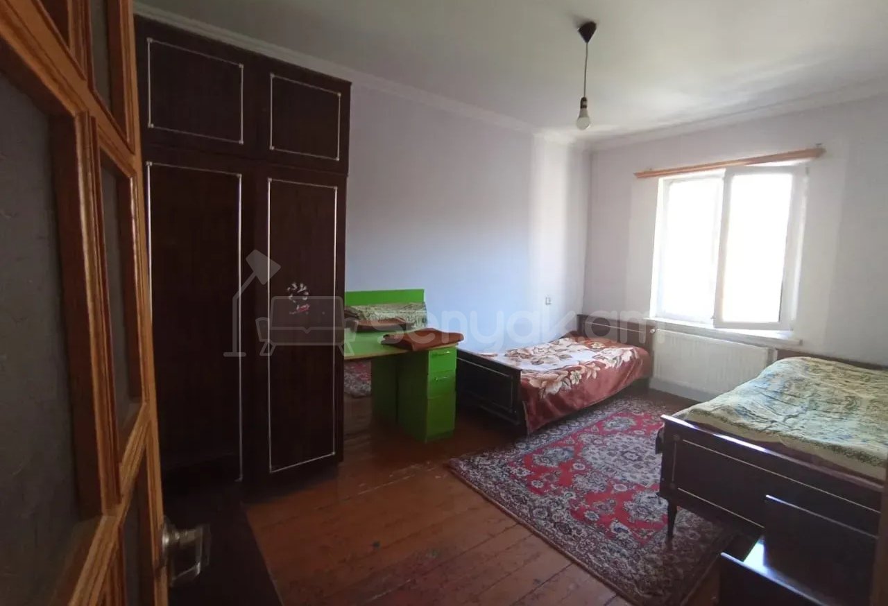 3 Սենյականոց Բնակարան, 80քմ, 9/9 հարկ, Նորմալ Վիճակում, Մասամբ Կահավորված