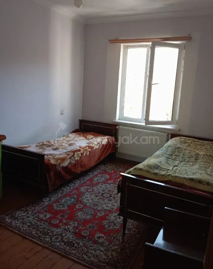 3 Սենյականոց Բնակարան, 80քմ, 9/9 հարկ, Նորմալ Վիճակում, Մասամբ Կահավորված