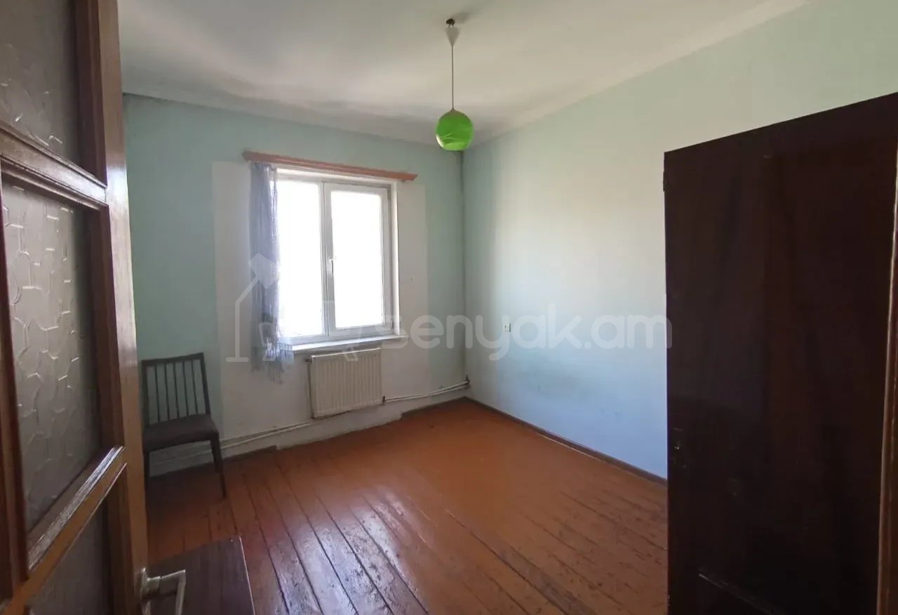 3 Սենյականոց Բնակարան, 80քմ, 9/9 հարկ, Նորմալ Վիճակում, Մասամբ Կահավորված