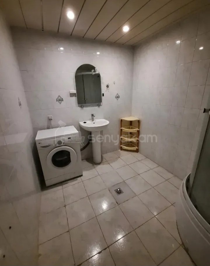3 Սենյականոց Բնակարան Քարե Շենքում, 93քմ, 3/5 հարկ, Կապիտալ Վերանորոգված, Կահավորված