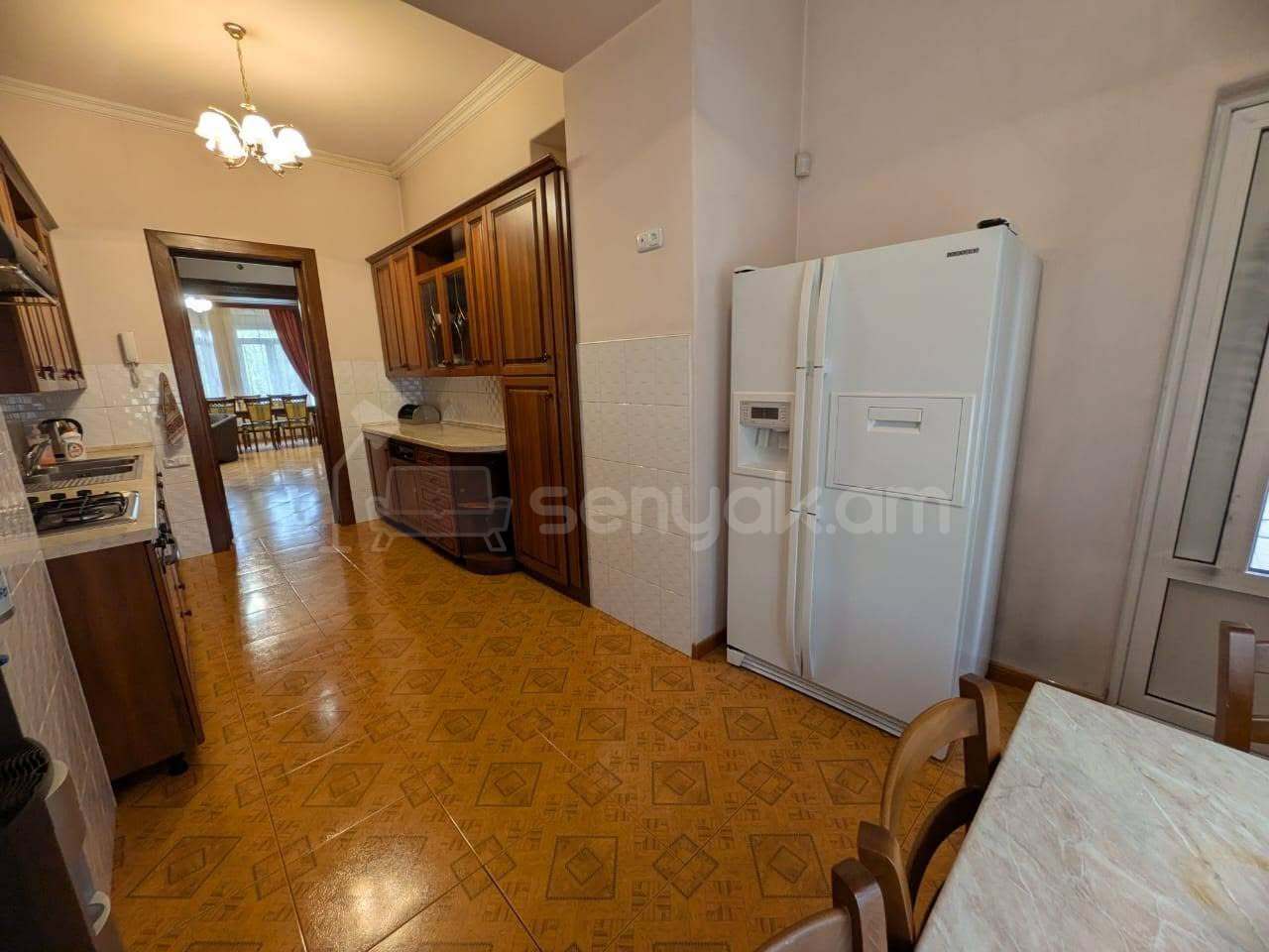 3 Սենյականոց Բնակարան Քարե Շենքում, 150քմ, 2/4 հարկ, Կապիտալ Վերանորոգված, Կահավորված, Արևկող