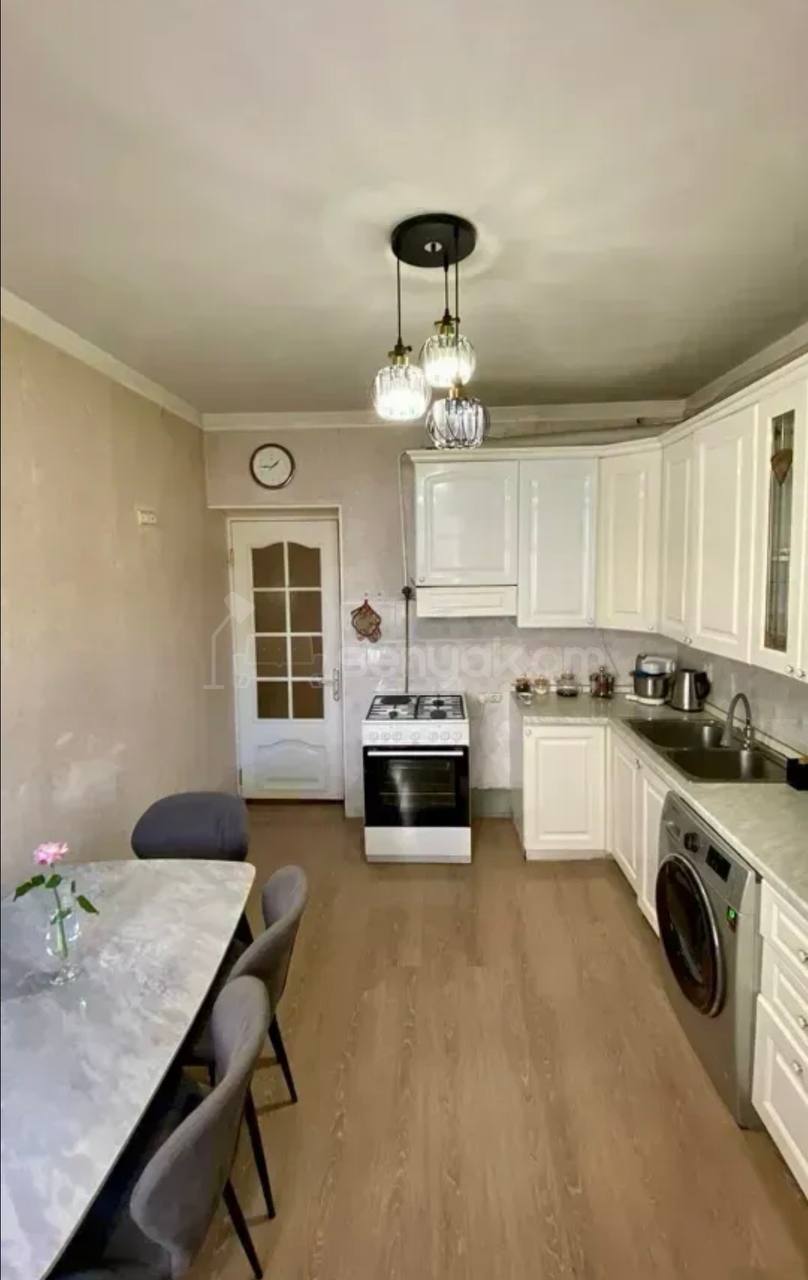 4 Սենյականոց Բնակարան Քարե Շենքում, 113քմ, 3/5 հարկ, Նորմալ Վիճակում