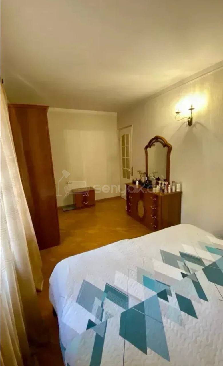 4 Սենյականոց Բնակարան Քարե Շենքում, 113քմ, 3/5 հարկ, Նորմալ Վիճակում
