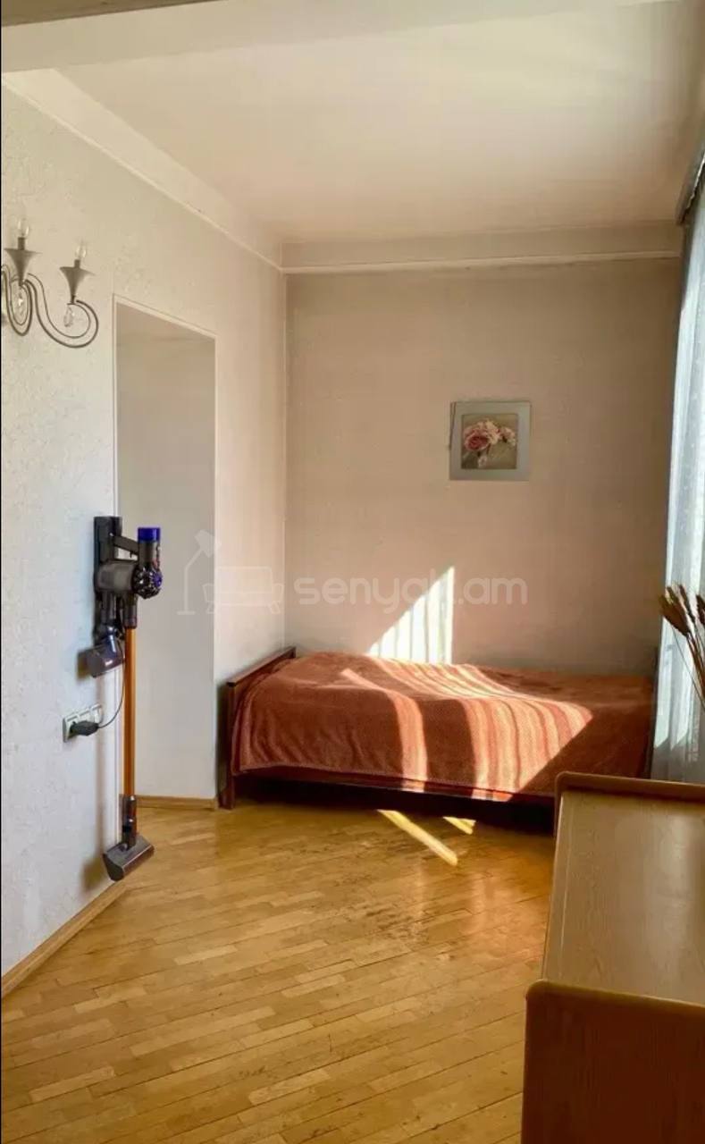 4 Սենյականոց Բնակարան Քարե Շենքում, 112քմ, 3/5 հարկ, Նորմալ Վիճակում
