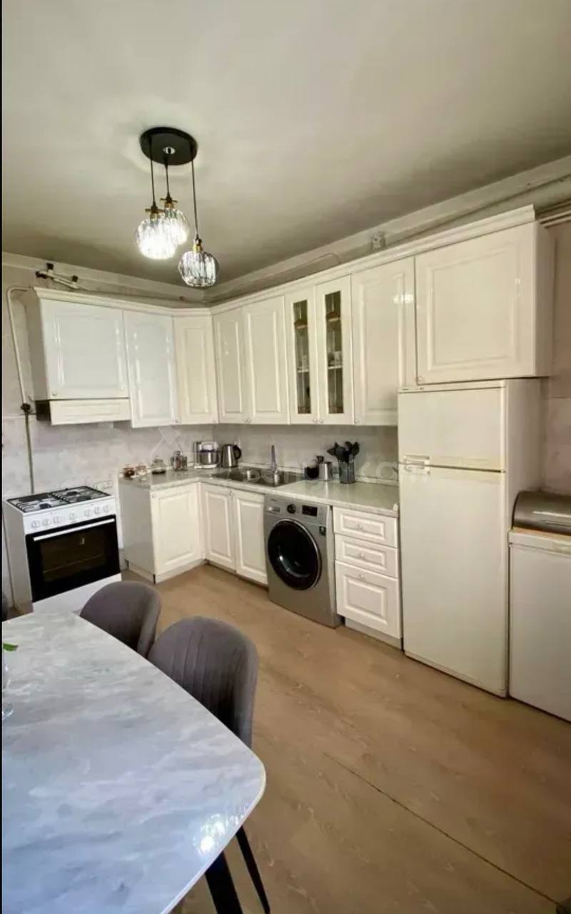4 Սենյականոց Բնակարան Քարե Շենքում, 112քմ, 3/5 հարկ, Նորմալ Վիճակում
