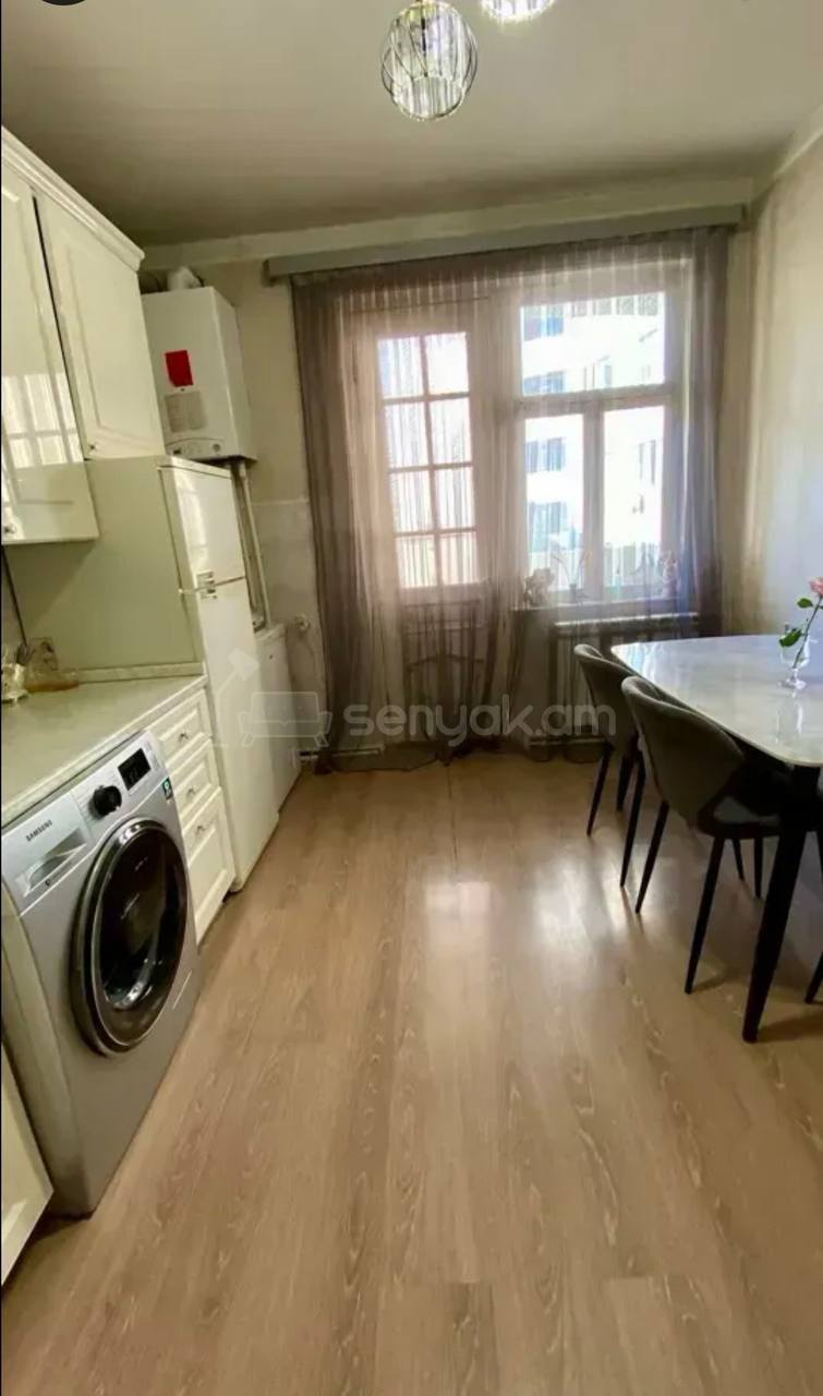 4 Սենյականոց Բնակարան Քարե Շենքում, 112քմ, 3/5 հարկ, Նորմալ Վիճակում
